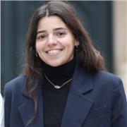 Professeur à distance, diplômée d’un master en science politique, je donne des cours du collège au master.